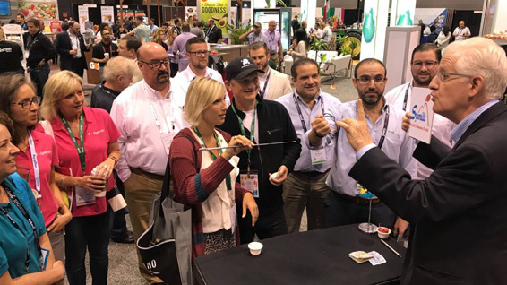 trade show magician delivers marketing message